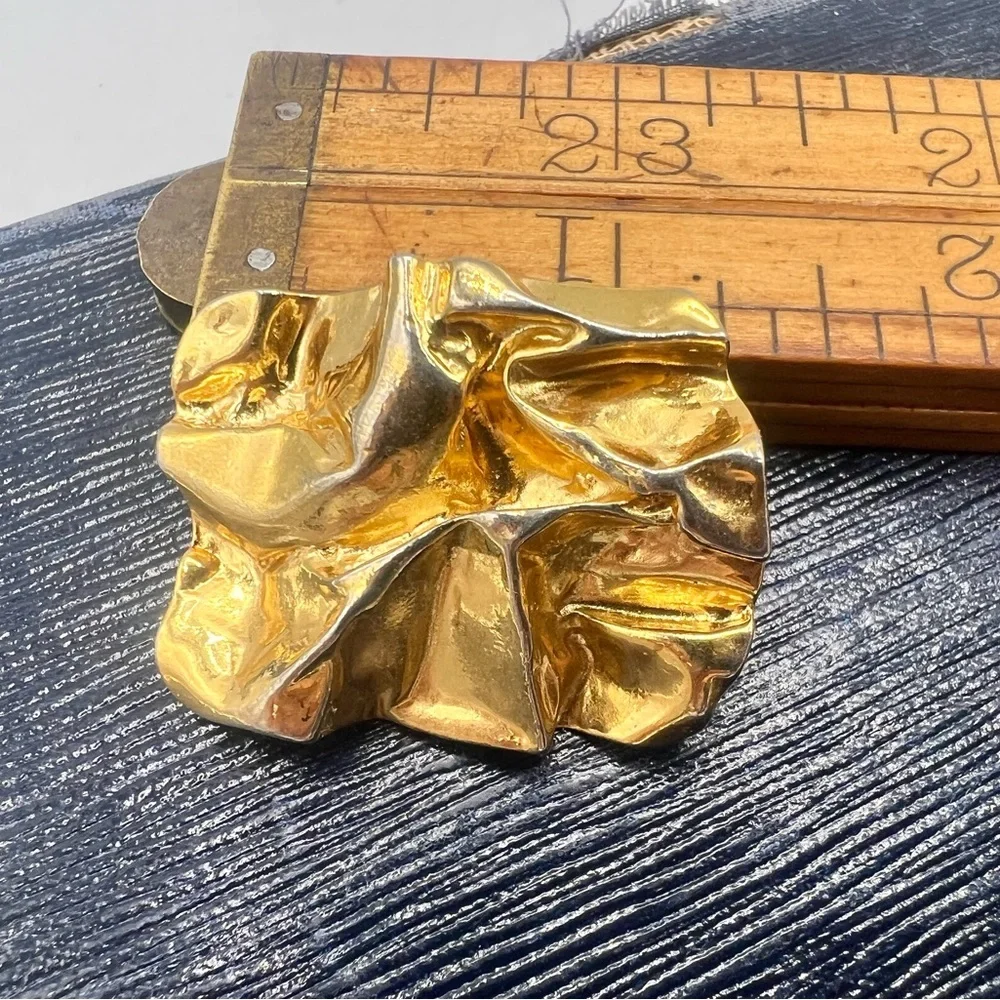 Chunky vintage gold tone clip on earrings geometric abstract crinkled boxy 1980s - Picture 3 of 7